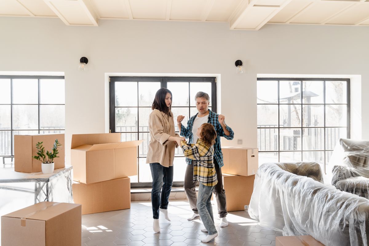 Equipo retirando muebles de un piso