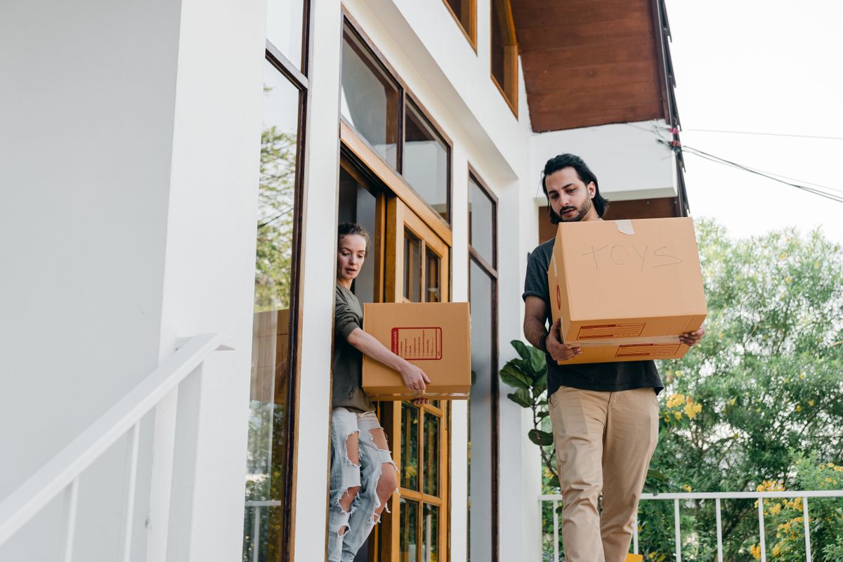 Cajas de mudanza en un piso